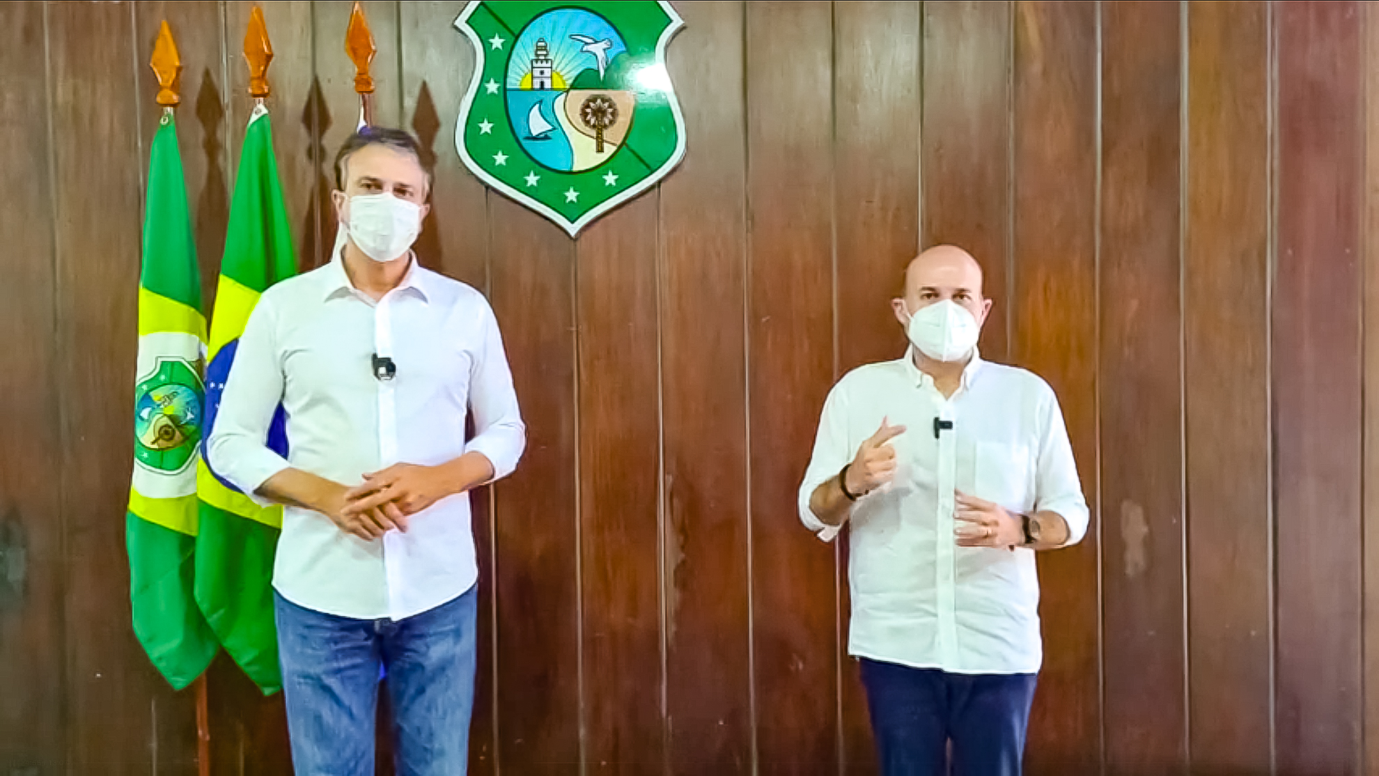 governador camilo santana e prefeito roberto cláudio, ambos estão em pé e falam olhando para a câmera